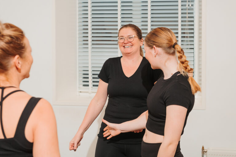 Workshop gezelligheid - Ontspannen vriendinnen - Vrijgezellen workshop - Acroyoga Belgie - Vrienden uitje