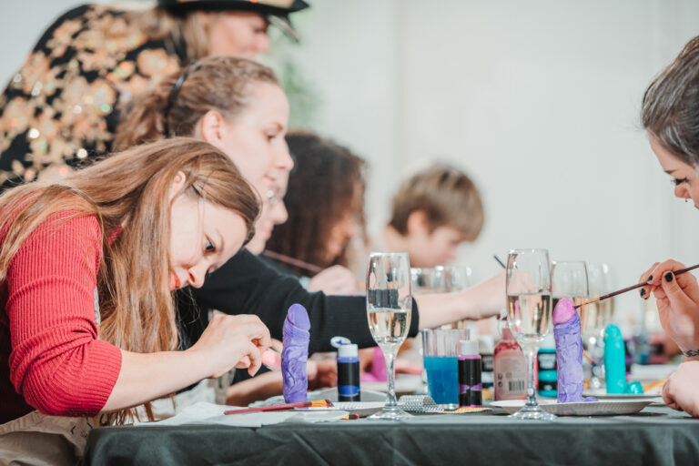 Subtiel met verf - Verven met een borrel - Ontspannen verven - Tarzan lol - Workshop creativiteit