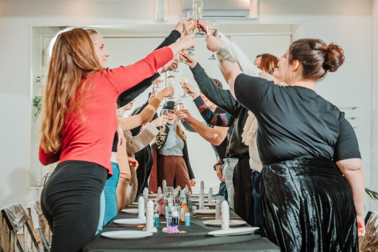 Workshop met een knipoog - Vrienden lol - Creatief met vrienden - Lollige vrijgezellen activiteit - Vrijgezellen toast